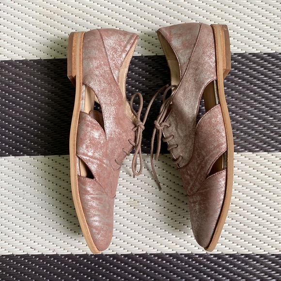 Vince Camuto Leather Metallic Cutout Oxfords - Picture 3 of 9